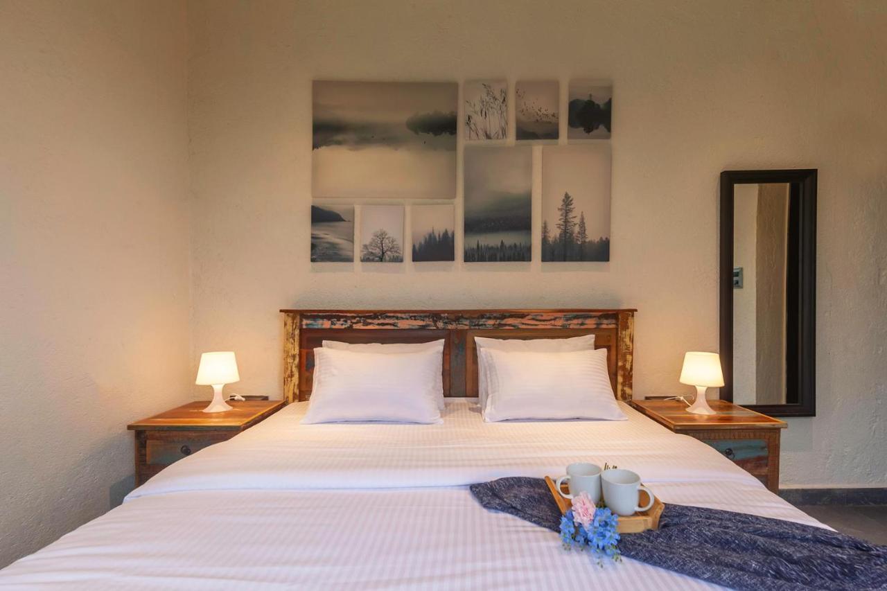 Sunset Boulevard By Stayvista - Lakeside Villa With Pet-Friendly Ambiance, Deck, Terrace, Plunge Pool & Modern Flair Karjat Ngoại thất bức ảnh