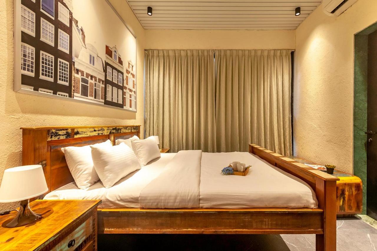 Sunset Boulevard By Stayvista - Lakeside Villa With Pet-Friendly Ambiance, Deck, Terrace, Plunge Pool & Modern Flair Karjat Ngoại thất bức ảnh