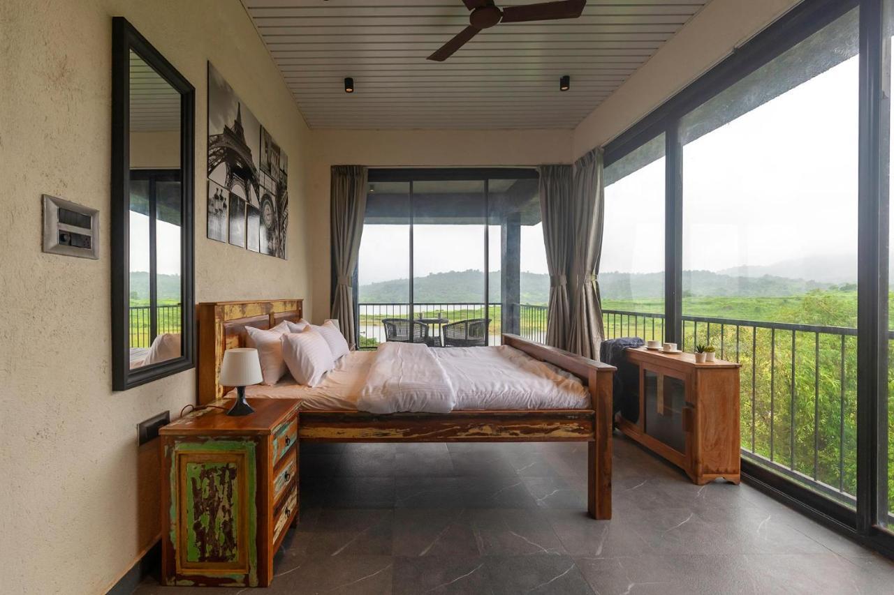Sunset Boulevard By Stayvista - Lakeside Villa With Pet-Friendly Ambiance, Deck, Terrace, Plunge Pool & Modern Flair Karjat Ngoại thất bức ảnh