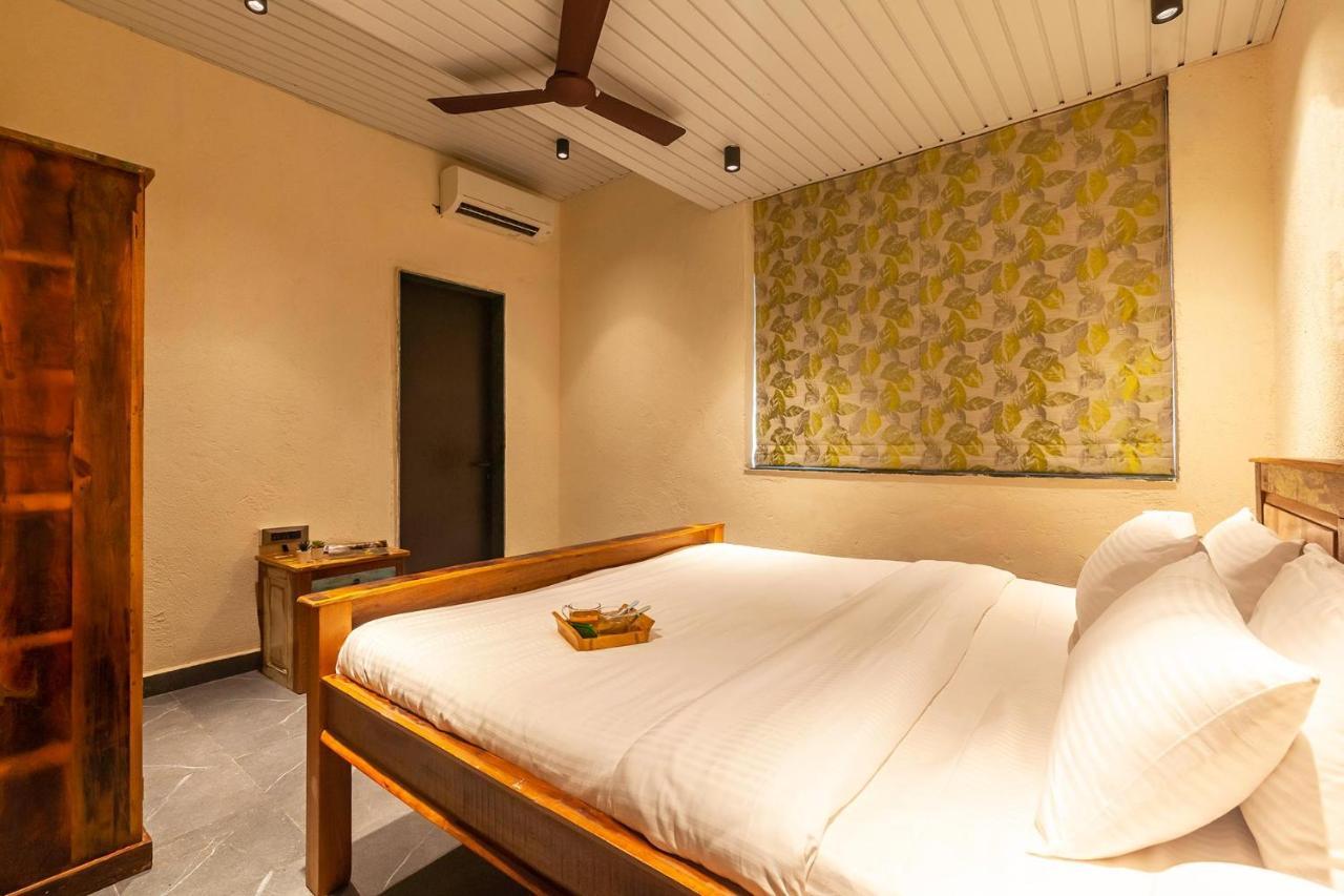 Sunset Boulevard By Stayvista - Lakeside Villa With Pet-Friendly Ambiance, Deck, Terrace, Plunge Pool & Modern Flair Karjat Ngoại thất bức ảnh